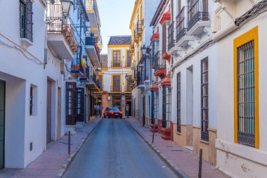 Ronda, İspanya, 21 Mayıs 2021: Eski İspanyol şehri Ronda 'daki White Caddesi