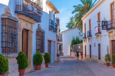 Ronda, İspanya, 21 Mayıs 2021: Eski İspanyol şehri Ronda 'daki White Caddesi