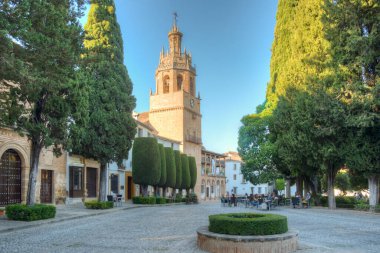 Ronda, İspanya, 21 Mayıs 2021: İspanyol kasabası Ronda 'daki Santa Maria la Mayor Kilisesi