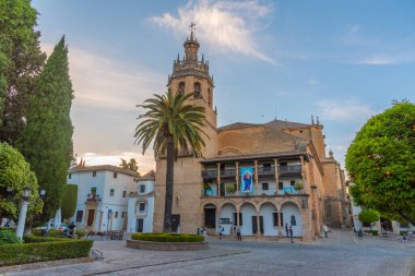 Ronda, İspanya, 21 Mayıs 2021: İspanyol kasabası Ronda 'daki Santa Maria la Mayor Kilisesi