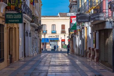 Ronda, İspanya, 22 Mayıs 2021: Eski İspanyol şehri Ronda 'da beyaz cadde