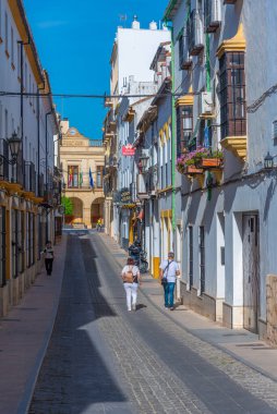 Ronda, İspanya, 22 Mayıs 2021: Eski İspanyol şehri Ronda 'da beyaz cadde