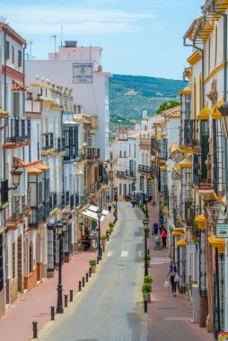 Olvera, İspanya, 22 Mayıs 2021: İspanya 'nın eski kenti Olvera' da beyaz cadde
