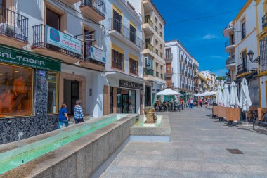 Ronda, İspanya, 22 Mayıs 2021: Eski İspanyol şehri Ronda 'da beyaz cadde