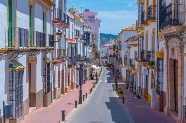 Olvera, İspanya, 22 Mayıs 2021: İspanya 'nın eski kenti Olvera' da beyaz cadde