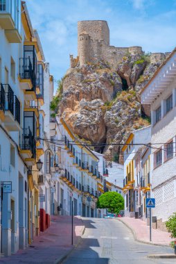 Olvera, İspanya, 22 Mayıs 2021: İspanya 'nın eski kenti Olvera' daki beyaz cadde kaleye çıkıyor.