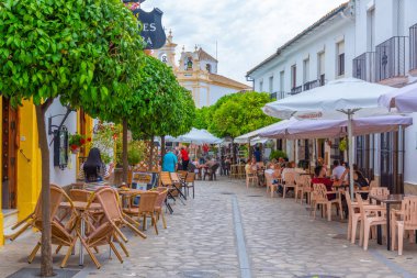 Zahara, İspanya, 22 Mayıs 2021: Eski İspanyol şehri Zahara 'da beyaz cadde