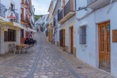 Zahara, İspanya, 22 Mayıs 2021: Eski İspanyol şehri Zahara 'da beyaz cadde