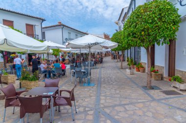 Zahara, İspanya, 22 Mayıs 2021: Eski İspanyol şehri Zahara 'da beyaz cadde