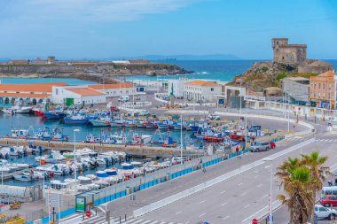 Tarifa, İspanya, 23 Mayıs 2021: Tarifa İspanya 'daki liman manzarası
