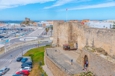 Tarifa, İspanya, 23 Mayıs 2021: Castillo de Guzman el Bueno İspanyol kenti Tarifa