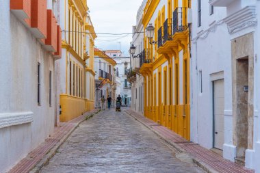 Tarifa, İspanya, 23 Mayıs 2021: Eski İspanyol kenti Tarifa 'da beyaz cadde