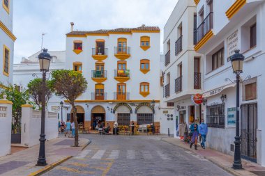 Tarifa, İspanya, 23 Mayıs 2021: Eski İspanyol kenti Tarifa 'da beyaz cadde