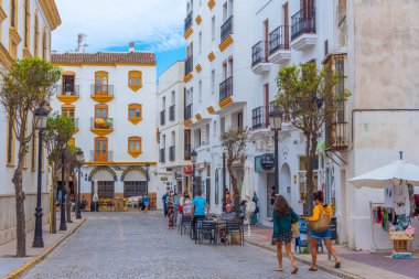 Tarifa, İspanya, 23 Mayıs 2021: Eski İspanyol kenti Tarifa 'da beyaz cadde