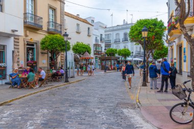 Tarifa, İspanya, 23 Mayıs 2021: Eski İspanyol kenti Tarifa 'da beyaz cadde