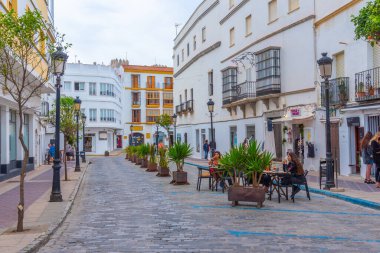 Tarifa, İspanya, 23 Mayıs 2021: Eski İspanyol kenti Tarifa 'da beyaz cadde