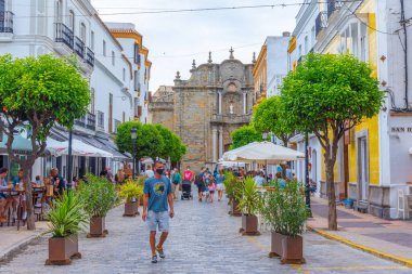 Tarifa, İspanya, 23 Mayıs 2021: Eski İspanyol kenti Tarifa 'daki San Mateo kilisesine giden beyaz cadde