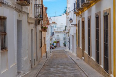 Tarifa, İspanya, 23 Mayıs 2021: Eski İspanyol kenti Tarifa 'da beyaz cadde