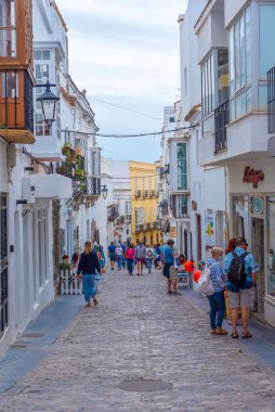 Tarifa, İspanya, 23 Mayıs 2021: Eski İspanyol kenti Tarifa 'da beyaz cadde