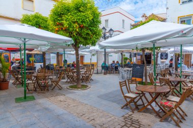 Tarifa, İspanya, 23 Mayıs 2021: Eski İspanyol kenti Tarifa 'da beyaz cadde