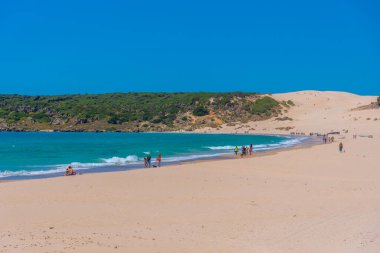 Bolonya, İspanya, 23 Mayıs 2021: Endülüs 'ün Playa de Bolonia şehrinde güneşli bir gün