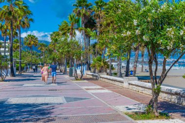 Marbella, İspanya, 23 Mayıs 2021: İnsanlar İspanya 'nın Marbella kentindeki deniz kenarında geziniyorlar