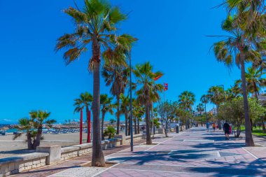 Marbella, İspanya, 23 Mayıs 2021: İnsanlar İspanya 'nın Marbella kentindeki deniz kenarında geziniyorlar