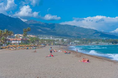 Marbella, İspanya, 23 Mayıs 2021: Marbella, İspanya 'daki Puerto Banus plajında güneşli bir gün