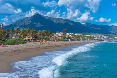 Marbella, İspanya, 23 Mayıs 2021: Marbella, İspanya 'daki Puerto Banus plajında güneşli bir gün
