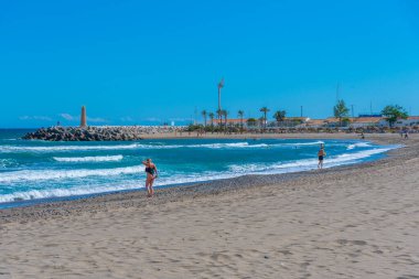 Marbella, İspanya, 23 Mayıs 2021: Marbella, İspanya 'daki Puerto Banus plajında güneşli bir gün