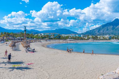 Marbella, İspanya, 23 Mayıs 2021: Marbella, İspanya 'daki Puerto Banus plajında güneşli bir gün
