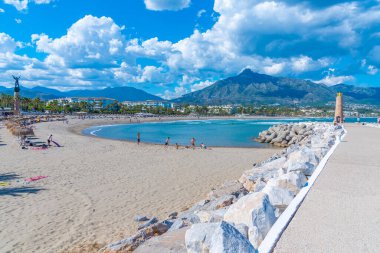 Marbella, İspanya, 23 Mayıs 2021: Marbella, İspanya 'daki Puerto Banus plajında güneşli bir gün