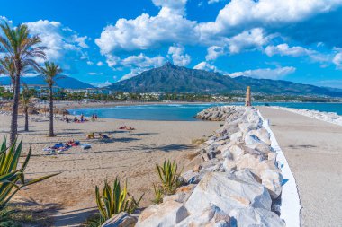 Marbella, İspanya, 23 Mayıs 2021: Marbella İspanya 'daki Puerto Banus plajı