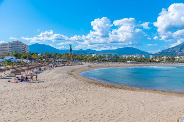 Marbella, İspanya, 23 Mayıs 2021: Marbella İspanya 'daki Puerto Banus plajı