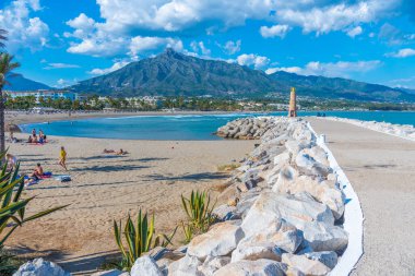 Marbella, İspanya, 23 Mayıs 2021: Marbella İspanya 'daki Puerto Banus plajı