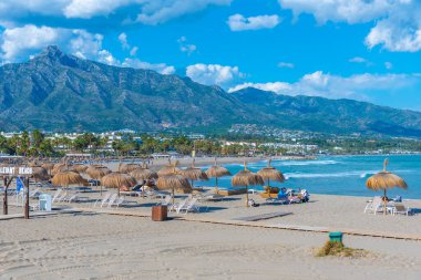 Marbella, İspanya, 23 Mayıs 2021: Marbella İspanya 'daki Puerto Banus plajı