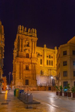 Malaga, İspanya, 23 Mayıs 2021: Malaga 'daki enkarnasyon katedralinin gece görüntüsü.