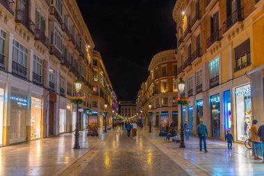 Malaga, İspanya, 23 Mayıs 2021: Malaga 'daki Molina Lario bulvarının gece manzarası