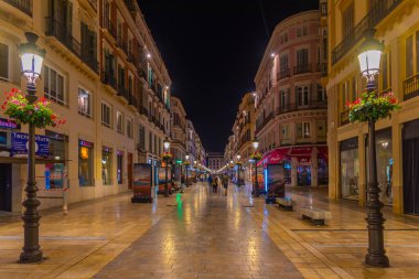 Malaga, İspanya, 23 Mayıs 2021: Malaga 'daki Molina Lario bulvarının gece manzarası