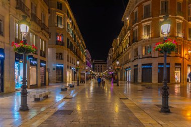 Malaga, İspanya, 23 Mayıs 2021: Malaga 'daki Molina Lario bulvarının gece manzarası