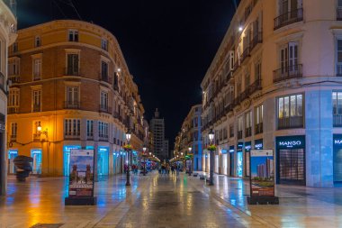 Malaga, İspanya, 23 Mayıs 2021: Malaga 'daki Molina Lario bulvarının gece manzarası