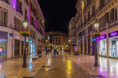 Malaga, İspanya, 23 Mayıs 2021: Malaga 'daki Molina Lario bulvarının gece manzarası