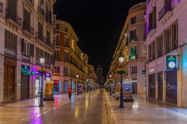 Malaga, İspanya, 23 Mayıs 2021: Malaga 'daki Molina Lario bulvarının gece manzarası