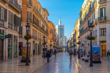 Malaga, İspanya, 24 Mayıs 2021: Malaga 'daki Molina Lario bulvarında güneşli bir gün