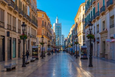 Malaga, İspanya, 24 Mayıs 2021: Malaga 'daki Molina Lario bulvarında güneşli bir gün