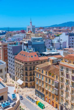 Malaga, İspanya, 24 Mayıs 2021: Malaga 'daki Molina Lario bulvarında güneşli bir gün