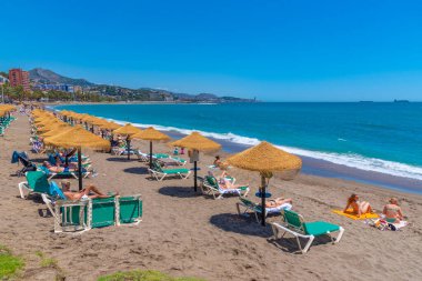 Malaga, İspanya, 24 Mayıs 2021: İnsanlar Malaga, İspanya 'da güneşli bir günün tadını çıkarıyorlar