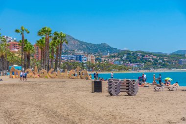 Malaga, İspanya, 24 Mayıs 2021: İnsanlar Malaga, İspanya 'da güneşli bir günün tadını çıkarıyorlar