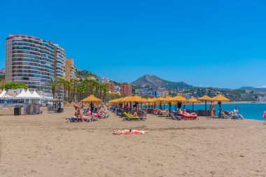 Malaga, İspanya, 24 Mayıs 2021: İnsanlar Malaga, İspanya 'da güneşli bir günün tadını çıkarıyorlar