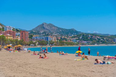 Malaga, İspanya, 24 Mayıs 2021: İnsanlar Malaga, İspanya 'da güneşli bir günün tadını çıkarıyorlar